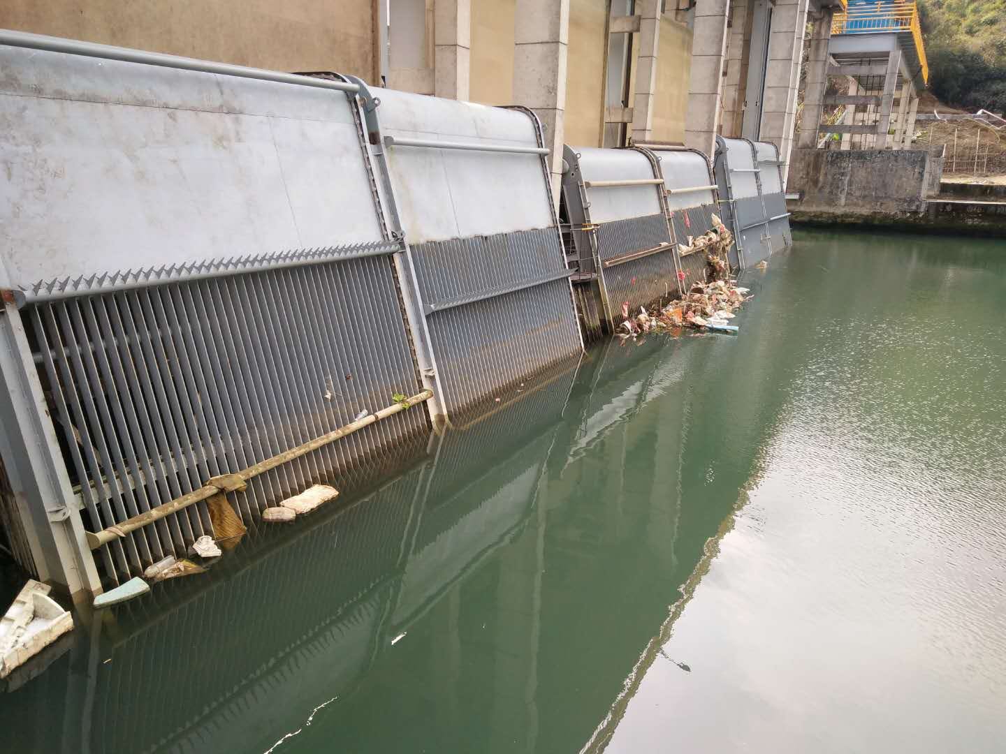 回转式格栅除污机 (1)